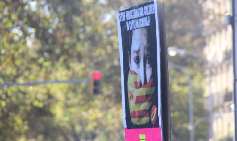 FOTOGRAFÍA. BARCELONA (ESPAÑA), 19 DE NOVIEMBRE DE 2022. Un cartel improvisado denuncia el adoctrinamiento escolar en los colegios e institutos de la Comunidad autónoma de Cataluña durante el acto de VOX con el Sindicato para la Defensa de los Trabajadores de España SOLIDARIDAD. Castellano, español, catalán, idioma español, adoctrinamiento, alumnos, cole, colegio. Lasvocesdelpueblo (Ñ Pueblo)