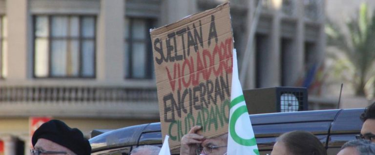 FOTOGRAFÍA. BARCELONA (ESPAÑA), 19.11.2022. El presidente de VOX, Santiago Abascal Conde, el presidente del Grupo Parlamentario de VOX en el Parlamento de Cataluña y secretario general de partido, Ignacio Garriga Vaz de Concicao, y el secretario general del el Sindicato para la Defensa de los Trabajadores de España SOLIDARIDAD, Rodrigo Alonso Fernández, participan en un acto en Plaza Universidad de Barcelona (Cataluña) contra la traición de Pedro Sánchez Pérez Castejón a España y de la ruina que ha traído su Gobierno socialcomunista a España. Solo Sí es sí, ley del solo sí es sí. Lasvocesdelpueblo (Ñ Pueblo)