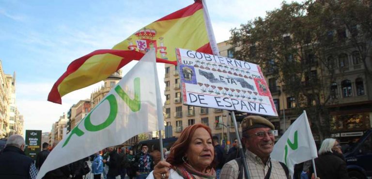 5.000 personas con VOX y Solidaridad rechazan la traición del «Gobierno ETA Podemos PSOE Separatas de España» en Barcelona
