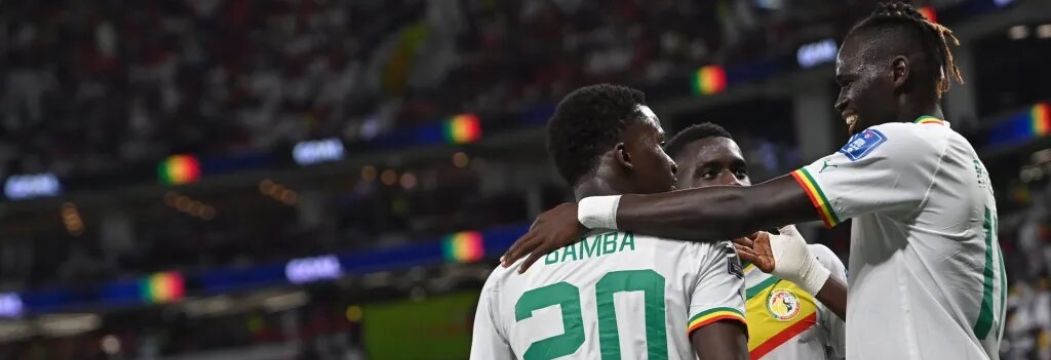 FOTOGRAFÍA. DOHA (CATAR), 25.11.2022. Bamba Dieng de la selección de fútbol de Senegal celebra con el resto de su equipo la victoria ante Catar en Doha. Efe