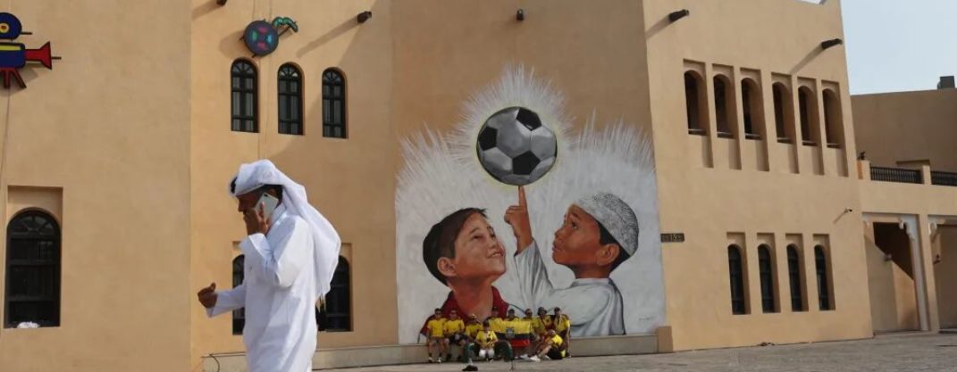 FOTOGRAFÍA. DOHA (CATARA), 20.11.2022. Aficionados de la selección de Ecuador que posan frente a un cartel de propaganda del Mundial de Catar en Doha, capital dle país. Efe