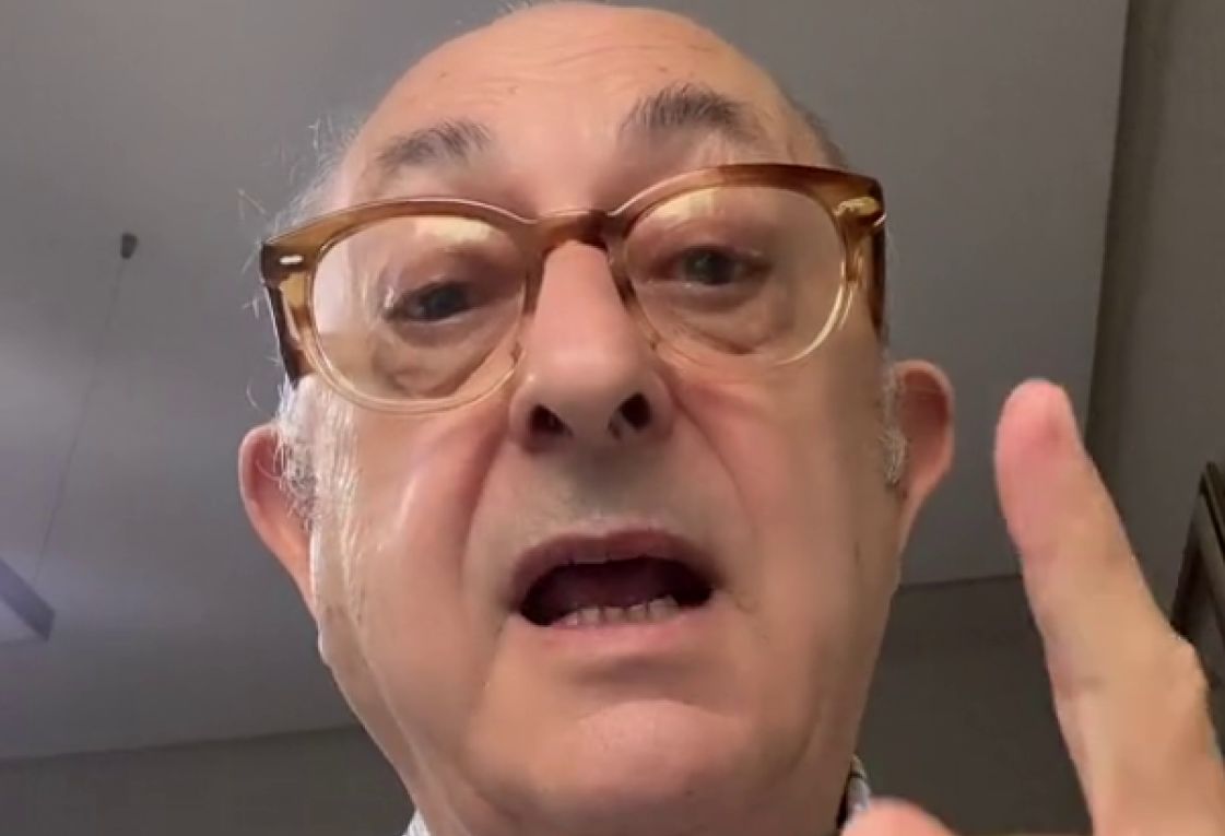 FOTOGRAFÍA. ESPAÑA, 17.11.2022. Un anciano español muestra su gran indignación en un vídeo ante la «alta traición» a España del presidente de Gobierno Pedro Sánchez Pérez Castejón. Ñ Pueblo