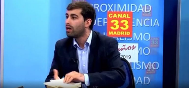 Un tertuliano rompe un libro comunista en directo porque «el Comunismo representa muerte y miseria»
