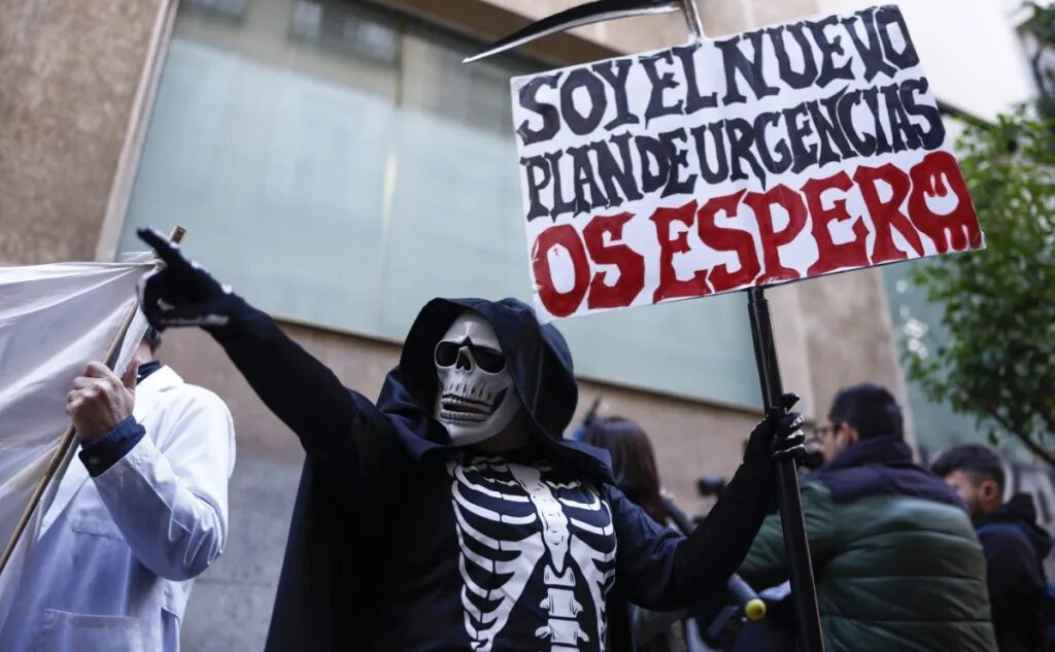 FOTOGRAFÍA. MADRID (ESPAÑA), 07.11.2022. Imagen de una protesta en Madrid en defensa de la sanidad pública, este lunes. Efe