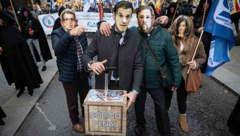 Multitudinario clamor policial contra «discriminación» salarial del Gobierno de Pedro Sánchez