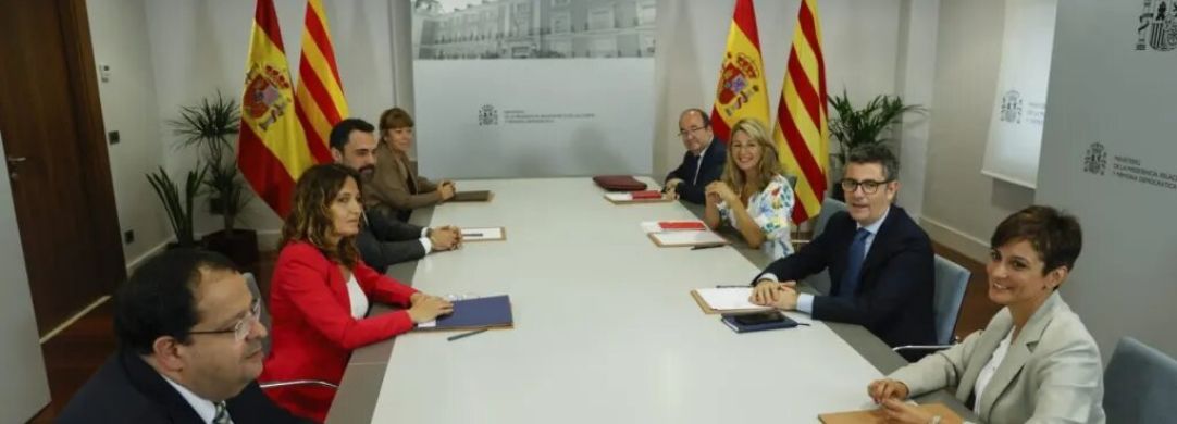 FOTOGRAFÍA. MADRID (ESPAÑA), 27.07.2022. Reunión de la mesa de traición a Cataluña y al resto de España. Efe (2) FOTOGRAFÍA. MADRID (ESPAÑA), 27.07.2022. El chiringuitón La Moncloa.- Reunión de la mesa de traición a Cataluña y al resto de España entre los integrantes del régimen amarillo que ocupan la Generalidad de Cataluña (i) y los integrantes del Gobierno de coalición socialcomunista de España que ocupan La Moncloa (d), celebrada hoy, 27 de julio de 2022, en la Presidencia de Gobierno dle Reino de España, La Moncloa, en Madrid. Entre ellos, el ministro de Presidencia, Félix Bolaños García (2º i d) y la consejera de la Presidencia, Laura Vilagrà Pons (2ª i); la ministra de Trabajo, Yolanda Díaz Pérez (3ª d), el procesado ya juzgado consejero de Empresa y Trabajo de la Generalidad de Cataluña, Roger Torrent (3º i), el ministro de Cultura y Deporte, Miquel Octavi Iceta Llorens (4º d), la ministra de Políticas territorial y portavoz del Gobierno, Isabel Rodríguez García (1ª d), el consejero de interior del régimen amarillo, Joan Ignasi Elena García (1º i) entre otros. Efe