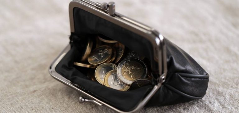 Navarra| La Justicia confirma la prisión de la policía que se apropió de 605 euros de una cartera perdida