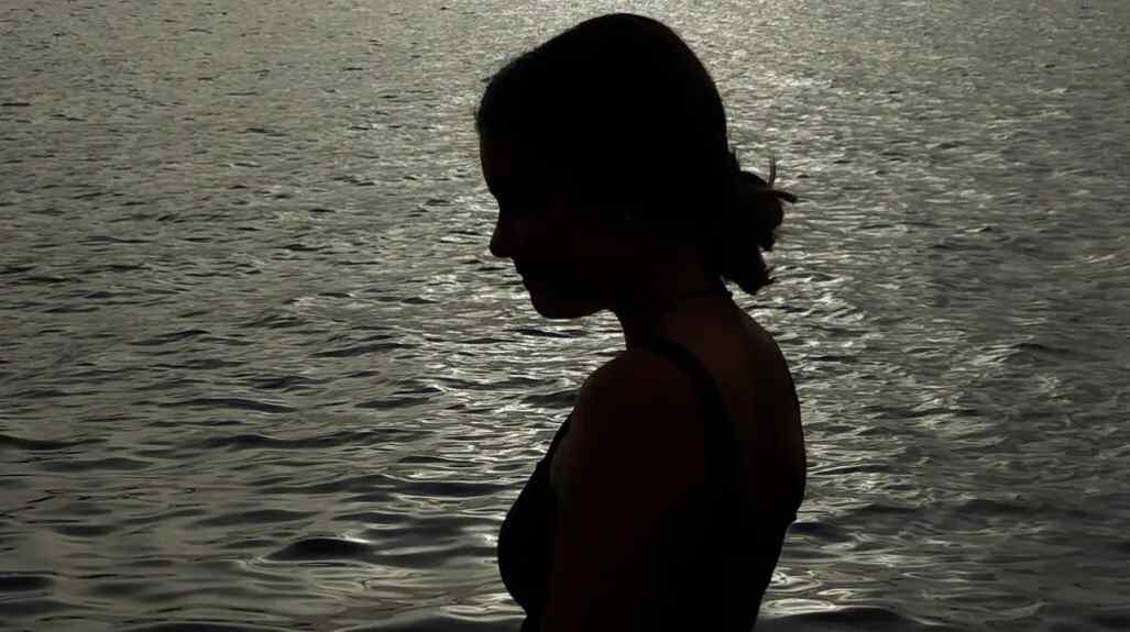 FOTOGRAFÍA. NÍJAR (ALMERÍA) ESPAÑA, 02.11.2022. Una chica disfruta del buen tiempo durante el puente de Todos los Santos en , Níjar (Almería). Efe (2)