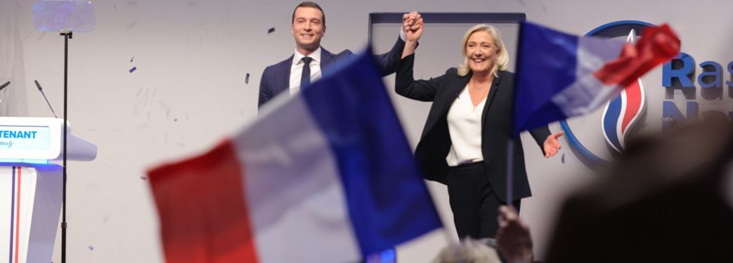 FOTOGRAFÍA. PARÍS (FRANCIA), 05.11.2022. Jordan Bardella, el hijo de padre italianos inmigrantes, Jordan Bardella, ha sido elegido nuevo presidente Agrupación Nacional. Ñ Pueblo (2) FOTOGRAFÍA. PARÍS (FRANCIA), 05.11.2022. El socio de VOX gana el 9J en Francia. Jordan Bardella (i), el hijo de padre italianos inmigrantes, Jordan Bardella, ha sido elegido nuevo presidente del partido del patriotismo en Francia Agrupación Nacional (Frente Nacional), en las primeras internas del XVIII congreso del partido, en el que ha recibido el apoyo de la expresidente Marion Anne Perrine Le Pen (Marine Le Pen) (d). Lasvocesdelpueblo (Ñ Pueblo)