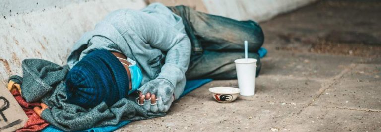 Andalucía| APDHA denuncia la «debilidad» y «privatización» del sistema de atención a las «personas sin hogar»