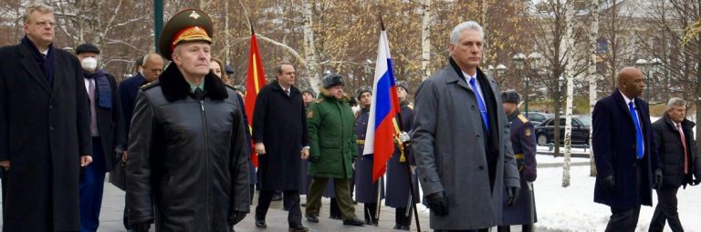 FOTOGRAFÍA. MOSCÚ (Rusia), 2.11.2022. El presidente del régimen comunista de Cuba, Miguel Díaz-Canel, en la ofrenda floral ante la tumba del soldado desconocido, el lunes en Moscú (Rusia). Efe