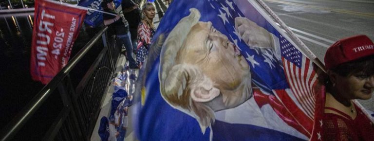 El presidente Trump anuncia su candidatura a la Presidencia en 2024 para devolver la «gloria» a un EEUU «en decadencia» e «invadido» por inmigrantes