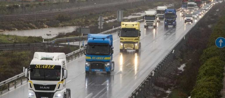 Los transportistas suspenden la huelga indefinida ante «campaña sin descanso de acoso y derribo»
