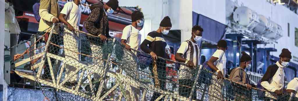 un barco taxi con inmigrantes ilegales.