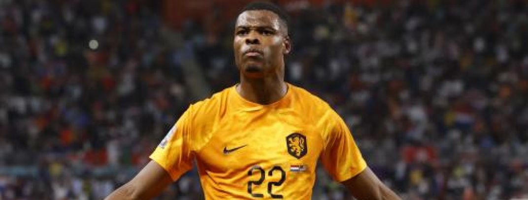 FOTOGRAFÍA. AL RAYYAN (CATAR), 03.12.2022. Denzel Dumfries tras marcar el tercero en el Khalifa International de Catar. Efe
