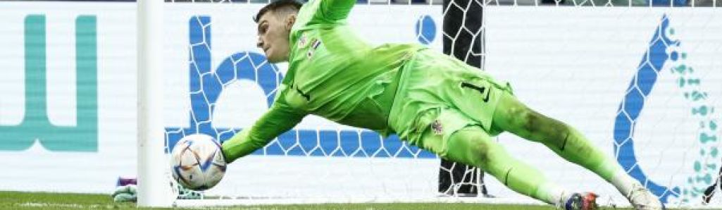 FOTOGRAFÍA. AL WAKRAH (CATAR), 05.12.2022. El meta Dominik Livakovic dirigió a Croacia a los cuartos de final de Qatar. Efe (1)