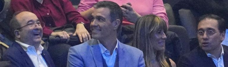 Sánchez a Serrat: «Tus canciones nacen de las pequeñas y grandes vivencias»