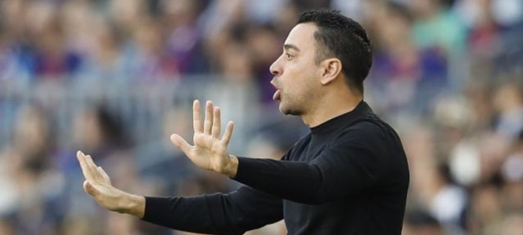 FOTOGRAFÍA. BARCELONA (ESPAÑA), 31.12.2022. El entrenador del FC Barcelona, Xavi Hernández, da instrucciones a sus jugadores contra el RCD Espanyol. Efe