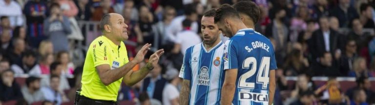 Antonio Mateu Lahoz bate su récord de tarjetas en el derbi catalán FC Barcelona vs Espanyol