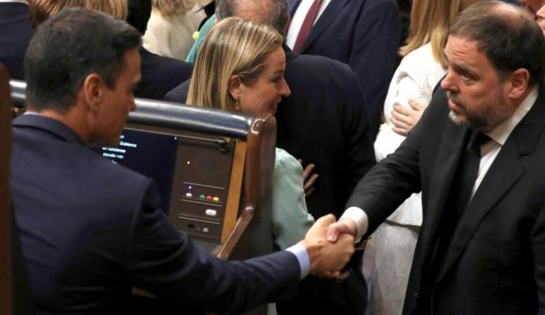 FOTOGRAFÍA. CONGRESO DE LOS DIPUTADOS (MADRID) ESPAÑA, CONSTITUCIÓN DEL CONGRESO DE LA XIII LEGISLATURA. en la imagen, el presidente de Gobierno en funciones, Pedro Sánchez Pérez-Castejón (i), saluda al máximo preso del Procés, enemigo de la democracia española y de España, quien ha salido de prisión preventiva con un permiso extraordinario del Tribunal del Procés para recoger su acto de diputado en el Congreso de los Diputados, Oriol Junqueras Vies (ERC). Según reglamento del Congreso, el delincuente será expulsado del Congreso tras su constitución al ser procesado por la Justicia. Efe