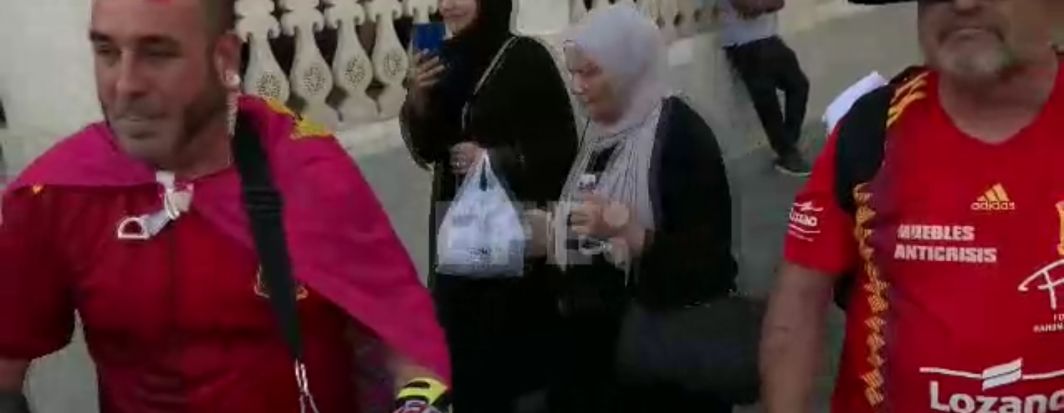 FOTOGRAFÍA. DOHA (CATAR), 01.12.2022. La afición de la selección española de fútbol ya calienta los motores en Doha (Catar). Ñ Pueblo