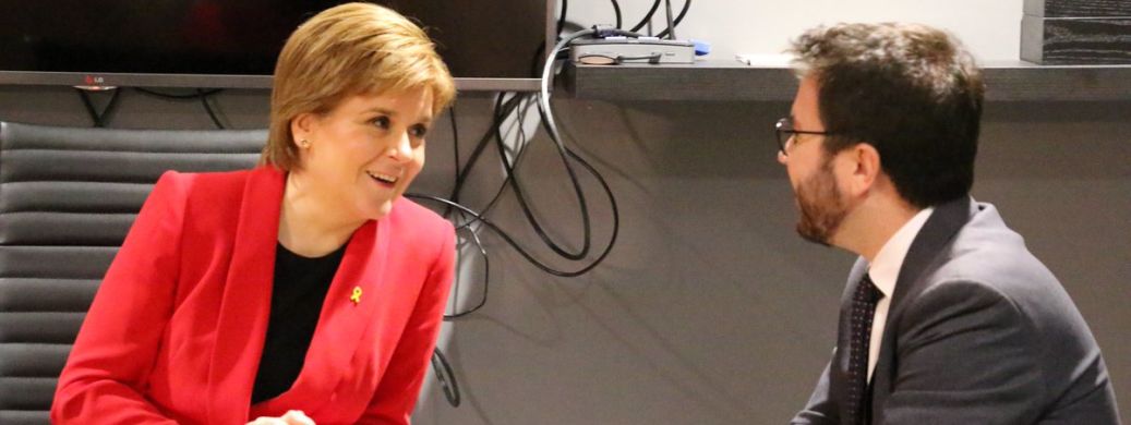 FOTOGRAFÍA. GLASGOW (REINO UNIDO), 07.10.2018. La separatista escocesa Nicola Sturgeon (i) junto al secesionista Pere Aragonés García. Ñ Pueblo