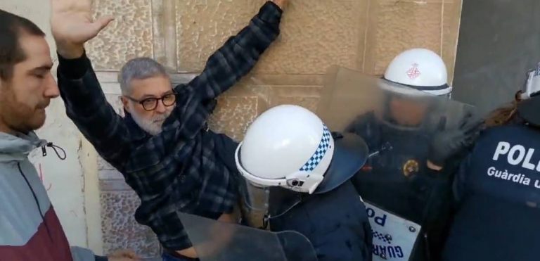 FOTOGRAFÍA. LAS CORTES (BARCELONA) ESPAÑA, 18.12.2022. CNI espió a gente de CUP. Los profesionales de la Guardia Urbana de Barcelona expulsan a los atrincherados en la puerta del edificio okupado de calle Montnegre 46 de Barcelona, entre ellos Carles Riera Albert, diputado del Grupo Parlamentario CUP en el Parlamento de Cataluña, y desahucian a los 46 okupas del edificio. Lasvocesdelpueblo (Ñ Pueblo)