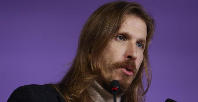 Podemos plantea a PSOE un impuesto extra del 33 % a los grandes supermercados