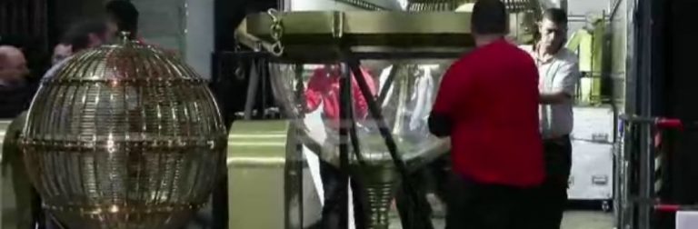 Los bombos de la Lotería de Navidad ya esperan en el Teatro Real de Madrid