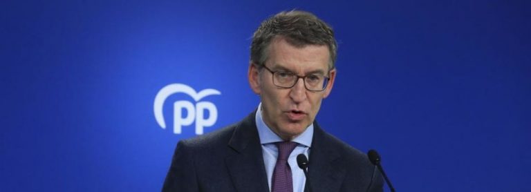 Feijóo dice que «VOX colabora y apoya a Pedro Sánchez (sanchismo)»