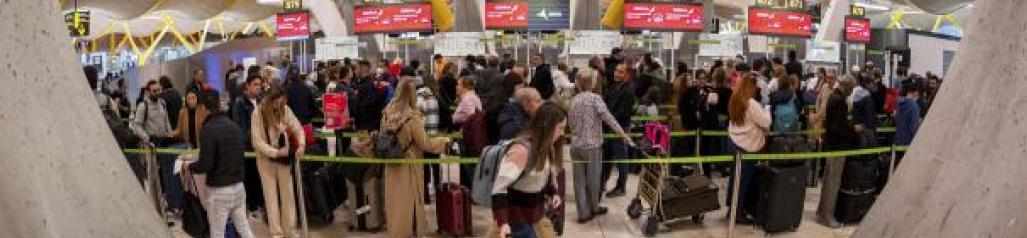 FOTOGRAFÍA. MADRID (ESPAÑA), 31.12.2022. Numerosos viajeros hacen cola ante los mostradores de check-in. Efe