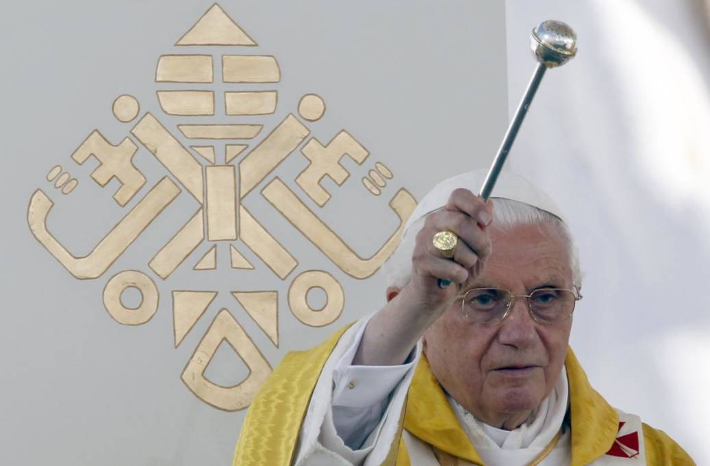 FOTOGRAFÍA. MADRID (ESPAÑA), AGOSTO DE 2011. El papa Benedicto XVI bendice con el hisopo al comienzo de la misa de clausura de la XXVI Jornada Mundial de la Juventud. Efe