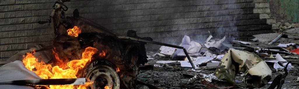 FOTOGRAFÍA. MELITOPOL (ZAPORIZHIA) UCRANIA. 12.12.2022. El lugar de la explosión de un automóvil cerca del edificio de la emisora 'ZaTV' en Melitopol, región de Zaporizhia,(Ucrania). Efe