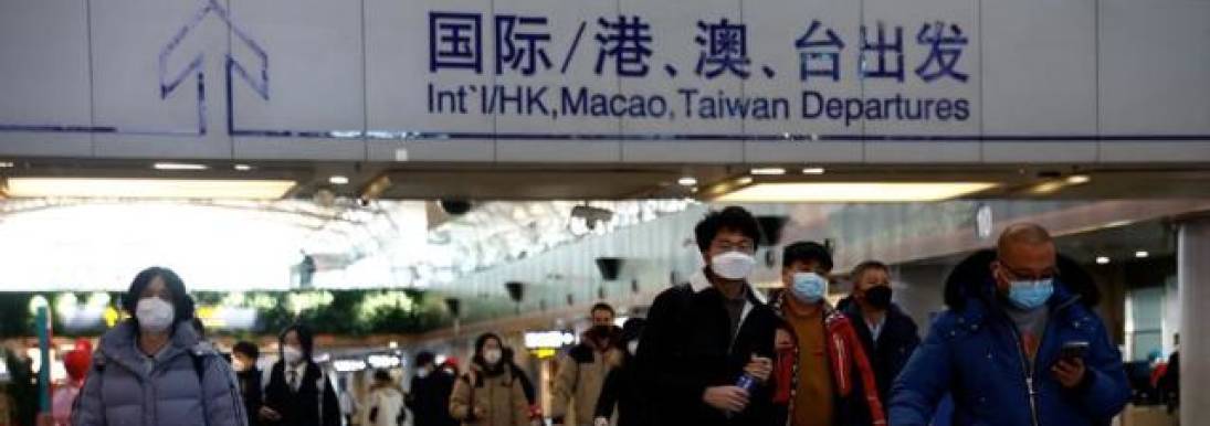 FOTOGRAFÍA. PEKÍN (CHINA), 27.12.2022. Los viajeros caminan con su equipaje en el Aeropuerto Internacional Capital de Pekín. Reuters
