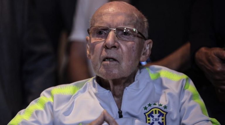 Compañero de Pelé (1958 y 1962) y su técnico en 1970: «Gracias por todo Pelé». «Eres eterno». «Te amo»