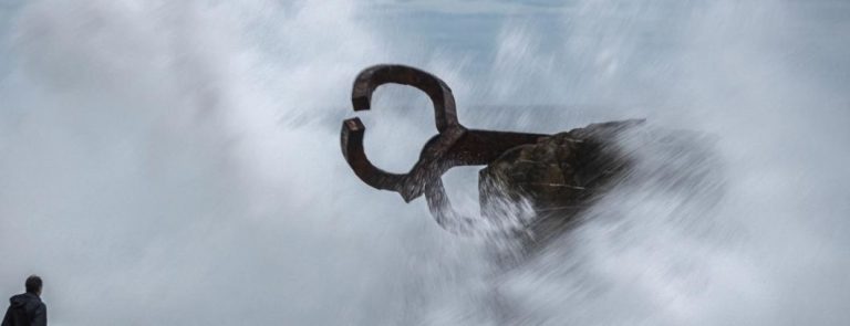 FOTOGRAFÍA. SAN SEBASTIÁN (ESPAÑA), 30.12.2022. Un hombre observa el oleaje este viernes junto al Peine del Viento de San Sebastián. Efe