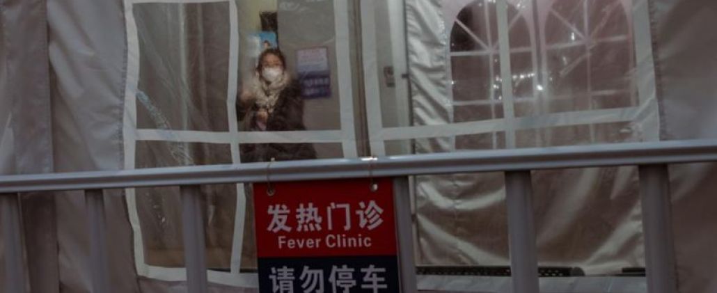 FOTOGRAFÍA. SHANGHÁI (CHINA), 29.12.2022. Una mujer en la llamada Clínica de la Fiebre, en Shanghái, China. Efe