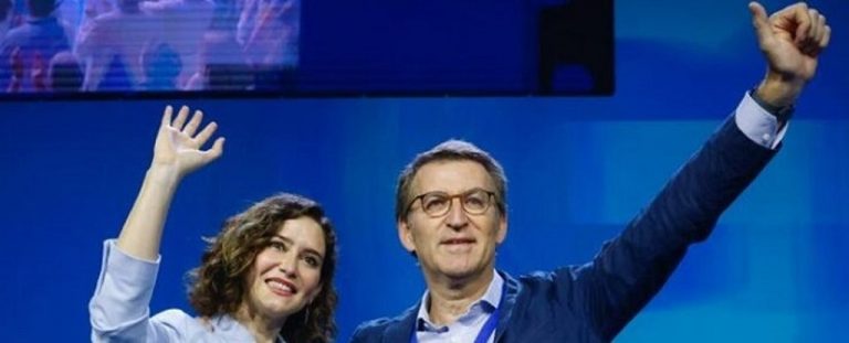 FOTOGRAFÍA. MADRID (ESPAÑA), 12.12.2022. El líder del PP, Alberto Núñez Feijóo (d) -junto a la presidente de la Comunidad de Madrid, Isabel Natividad Díaz Ayuso (i)-, ha exigido este lunes votar ya, en un adelanto electoral, para "botar" al presidente del Gobierno, Pedro Sánchez, tras un mes de "basura política" que a su juicio no cuenta con legitimidad democrática porque contradice lo prometido en campaña electoral. Efe