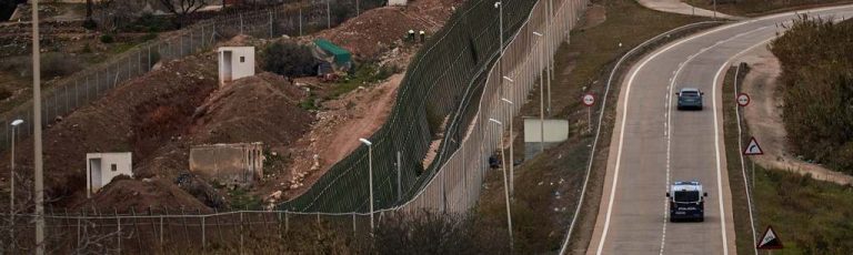 Llega a España un inmigrante ilegal volando en parapente para superar la valla fronteriza de Melilla 