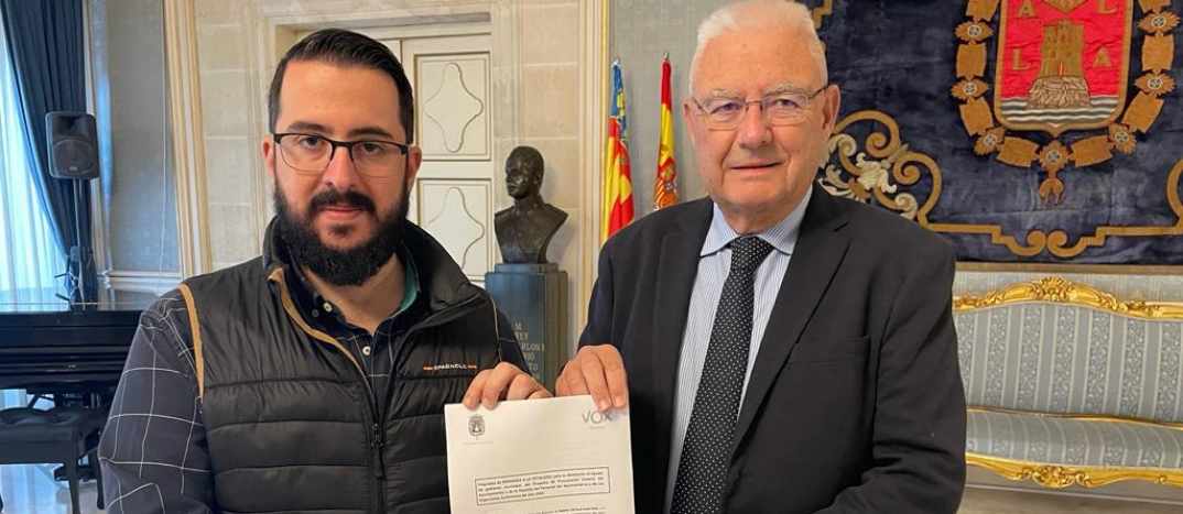 FOTOGRAFÍA. ALICANTE (ESPAÑA), 13.01.2023. El portavoz del Grupo Municipal de VOX en el Ayuntamiento de Alicante, Mario Ortolá Martínez (i). Ñ Pueblo