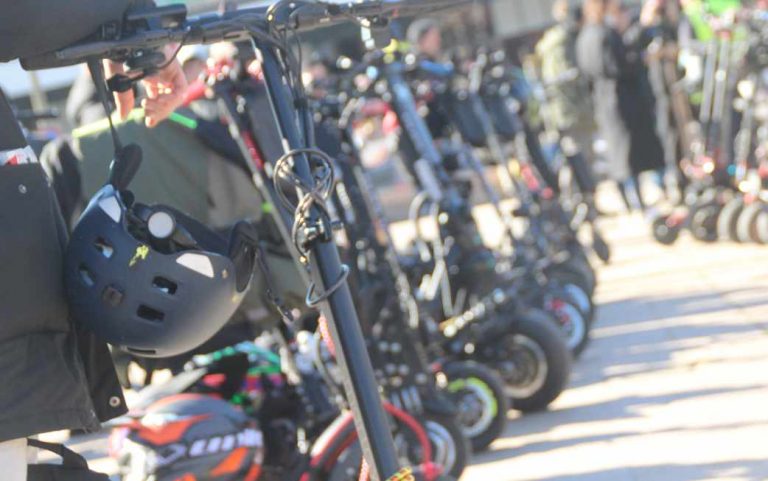 FOTOGRAFÍA. BARCELONA (ESPAÑA), 21 DE ENERO DE2023. Los usuarios catalanes de Vehículos de Movilidad Personal (VMP), patinetes eléctricos, rechazan la decisión unilateral de la Autoridad del Transporte Metropolitano (ATM), de prohibir el acceso en el transporte público en provincia de Barcelona durante 6 meses en una primera protesta en Barcelona. Lasvocesdelpueblo (Ñ Pueblo)