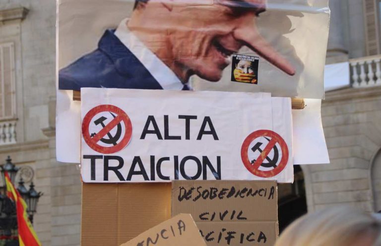 Fotos concentración en Barcelona| «Desobediencia civil pacífica» al Gobierno de «alta traición» a España