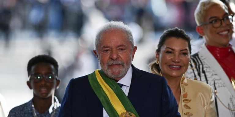 FOTOGRAFÍA. BRASILIA (BRASIL), 01.01.2023. El zurdo nuevo presidente de Brasil, Luiz Inácio Lula da Silva (c), junto a la primera dama, Rosángela da Silva, llega con la banda presidencial hoy, durante la investidura, en Brasilia (Brasil). Miles de personas se han comenzado a congregar este domingo en el corazón político de Brasilia para la investidura como presidente brasileño del izquierdista Luiz Inácio Lula da Silva, quien asume por tercera vez el poder que ya ejerció durante dos períodos consecutivos, entre 2003 y 2010. Efe