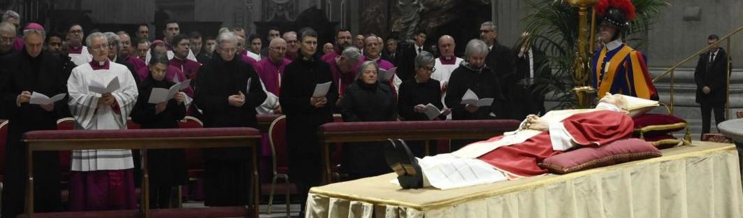 FOTOGRAFÍA. CIUDAD DEL VATICANO (EL VATICANO), 02.01.2023. El papa emérito Benedicto XVI, fallecido el sábado a los 95 años, fue despedido. Efe