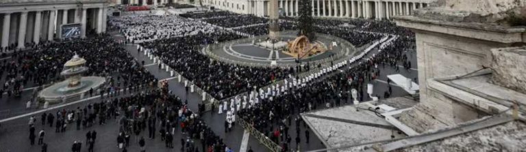 Benedicto XVI ya reposa en la cripta vaticana