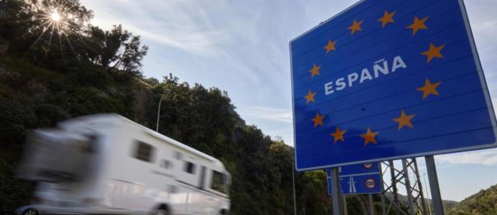 FOTOGRAFÍA. EL PERTUS (FRANCIA), JUNIO DE 2020. Vehículos circulan por el paso fronterizo entre España y Francia en junio de 2020 en El Pertús, Francia. Efe