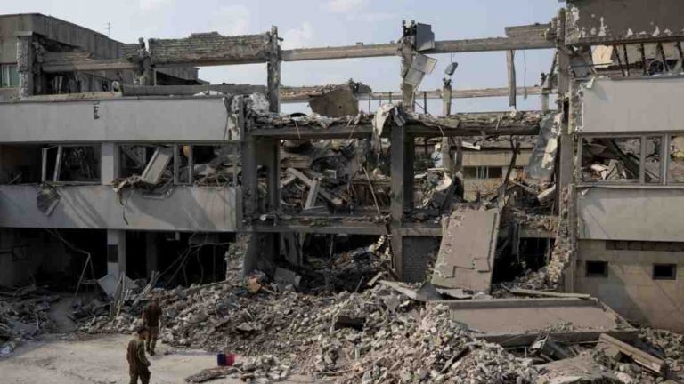 Nueva oleada de ataques con misiles de Rusia en zonas residenciales de Ucrania