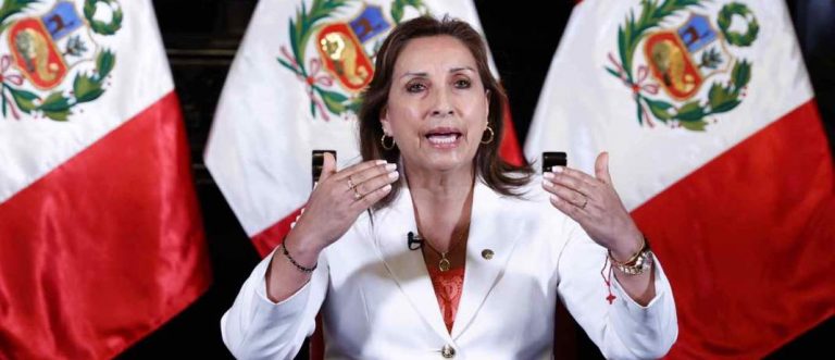 FOTOGRAFÍA. LIMA (PERÚ), 13 DE ENERO DE 2023. La presidente de Perú, Dina Ercilia Boluarte Zegarra (i), durante una alocución, en Lima (Perú). Efe/Presidencia Del Perú. Efe