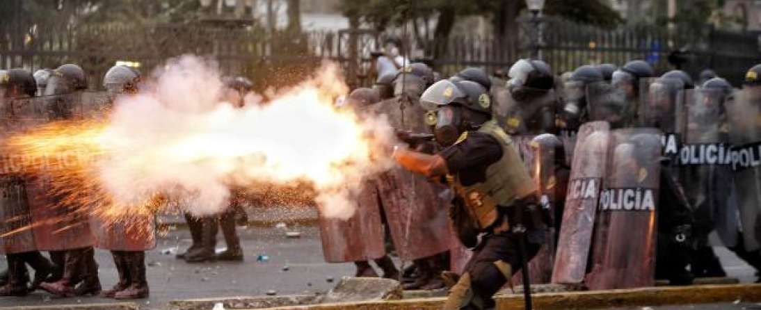 FOTOGRAFÍA. LIMA (PERÚ), 29.01.2023. Choque entre manifestantes antigubernamentales comunistas y ultraviolentos con la Policía. Efe (1)