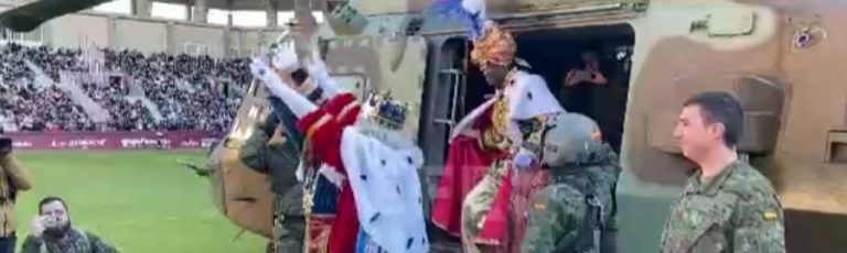 Los Reyes Magos llegan en helicóptero a Logroño (España)